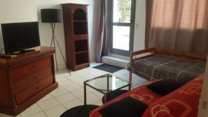 appartement simple entier avec cour pour 2 a 7 personnes