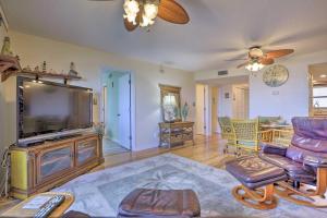 Cozy Condo with Pool, Across from Ormond Beach!