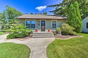 Modern Home with Backyard, 1 Mi to Dtwn Sturgeon Bay - Little Sturgeon