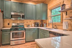 Peaceful Cabin on 3 Private Acres Deck and Fire Pit