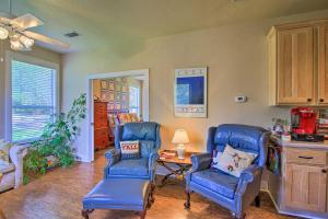 Cozy Texas Retreat with Patio, Grill and Fire Pit!