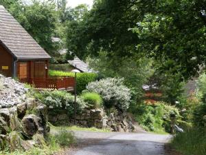 Chalets Peaceful Chalet in Beaulieu with Whirlpool : photos des chambres