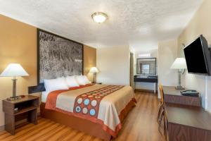 King Room - Non-Smoking room in Super 8 by Wyndham Evanston