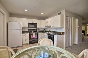 Condo with Pool Access Less Than 4 Miles to Siesta Key Beach