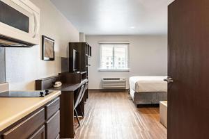 Queen Room with Sofa Bed - Disability Access/Non-Smoking room in WoodSpring Suites Naples