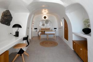 Cave Suite with Private Outdoor Heated Jacuzzi room in Filotera Suites
