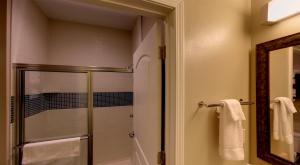 One-Bedroom Queen Suite -Non-Smoking room in Staybridge Suites Ann Arbor - Research Parkway an IHG Hotel