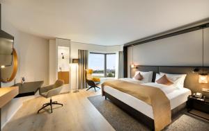 Superior King Room room in Crowne Plaza Düsseldorf - Neuss an IHG Hotel