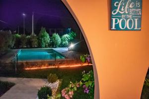 Apartment Charme and Relax with Garden and Swimming Pool