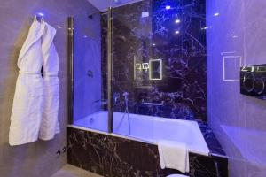 Junior Suite room in Radisson Blu GHR Rome