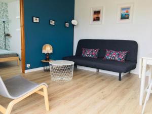 Appartements Bleu Sale - F2 Courseulles avec balcon : photos des chambres