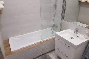 Komfortowy Nowoczesny Apartament Kustronia z Garażem Balkonem Wanną