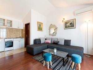 Lavish Holiday Home in Podstrana with Garden