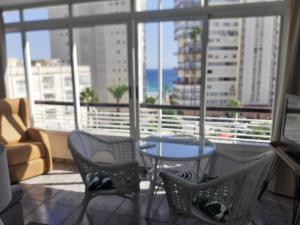 Apartamento mediterraneo, muy centrico, en Plaza Triangular, soleado, con jardines y piscina y la playa enfrente andando, con parking exterior comunitario