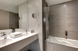 Hotels Hotel ibis Styles Montargis Arboria : Chambre Lit Queen-Size Standard avec Canapé