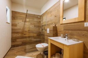Deluxe Family Suite room in Comoara Rarăului
