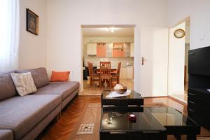 Beachfront 5BR Home Victoria