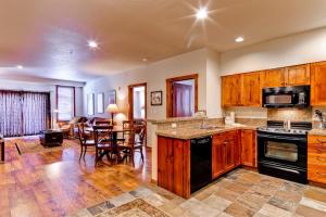 Three-Bedroom Apartment room in Main Street Station III