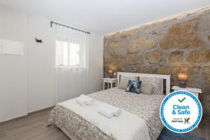  2 Amazing Flats with Netflix - Batalha, Pension in Porto