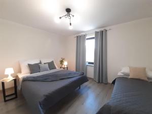 Dom z basenem i widokiem na łąkę