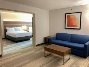 Executive Queen Suite room in Holiday Inn Express & Suites Lexington Downtown Area-Keeneland an IHG Hotel