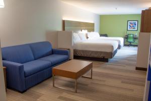 Queen Suite with Sofa Bed - Non-Smoking room in Holiday Inn Express & Suites Lexington Downtown Area-Keeneland an IHG Hotel