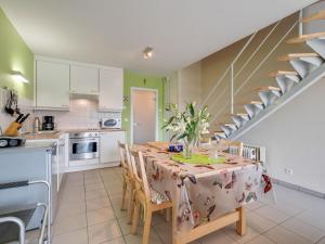 Maisons de vacances Snug Holiday Home in Wimereux North France with Garden : photos des chambres