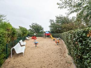 Maisons de vacances Snug Holiday Home in Wimereux North France with Garden : photos des chambres