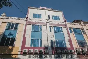 RedDoorz Plus near Soekarno Hatta Airport Taman Mahkota - Kemplang