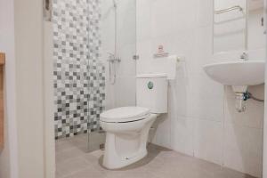 RedDoorz Plus near Soekarno Hatta Airport Taman Mahkota