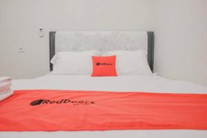 RedDoorz Plus near Soekarno Hatta Airport Taman Mahkota