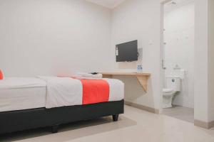 RedDoorz Plus near Soekarno Hatta Airport Taman Mahkota
