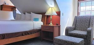 Carriage House King Room with Sofa #5 room in Berlin Heritage Inn