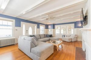 Seven-Bedroom House room in Beach Block 7 bdrms Parking Patio and Sunroom