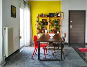  A cozy bedroom in a penthouse with Acropolis view, Athen