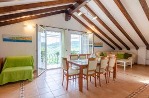 CA DU PESCOU RAPALLO, Charming, 2 Bedroom Apartment with Stunning Hill Views Overlooking the Greenery, Welcome kit Priority with Prosecco