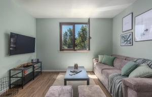 JUST RENOVATED stylish 2 bedrooms apartment only a few steps from the beach! 