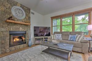 Blue Ridge Mtn Views Condo with Furnished Balcony