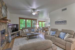 Blue Ridge Mtn Views Condo with Furnished Balcony