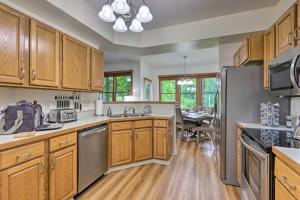 Blue Ridge Mtn Views Condo with Furnished Balcony