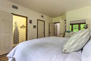 Blue Ridge Mtn Views Condo with Furnished Balcony