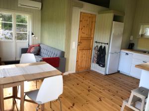 Mysig nybyggd stuga nära hav och natur