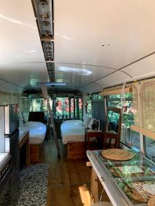 Campings Magic Roof Top Bus with big bath in the tree forest! : photos des chambres