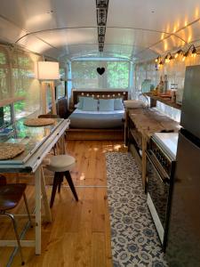Campings Magic Roof Top Bus with big bath in the tree forest! : photos des chambres