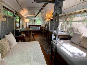 Campings Magic Roof Top Bus with big bath in the tree forest! : photos des chambres