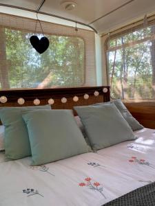 Campings Magic Roof Top Bus with big bath in the tree forest! : photos des chambres