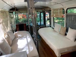 Campings Magic Roof Top Bus with big bath in the tree forest! : photos des chambres