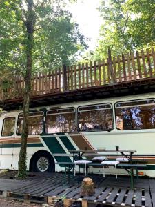 Campings Magic Roof Top Bus with big bath in the tree forest! : photos des chambres