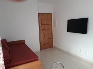 EXCELENTE APARTAMENTO NOVO - PRÓXIMO a PRAIA COM INTERNET !!