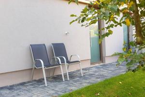 Suite with back garden